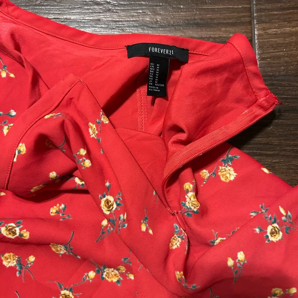 Forever 21 Mini Skirt Flowy Size Medium Orange Red with Yellow Roses Side Zipper